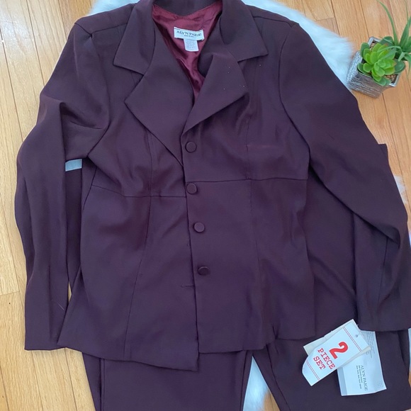 Two piece suit - Picture 2 of 5